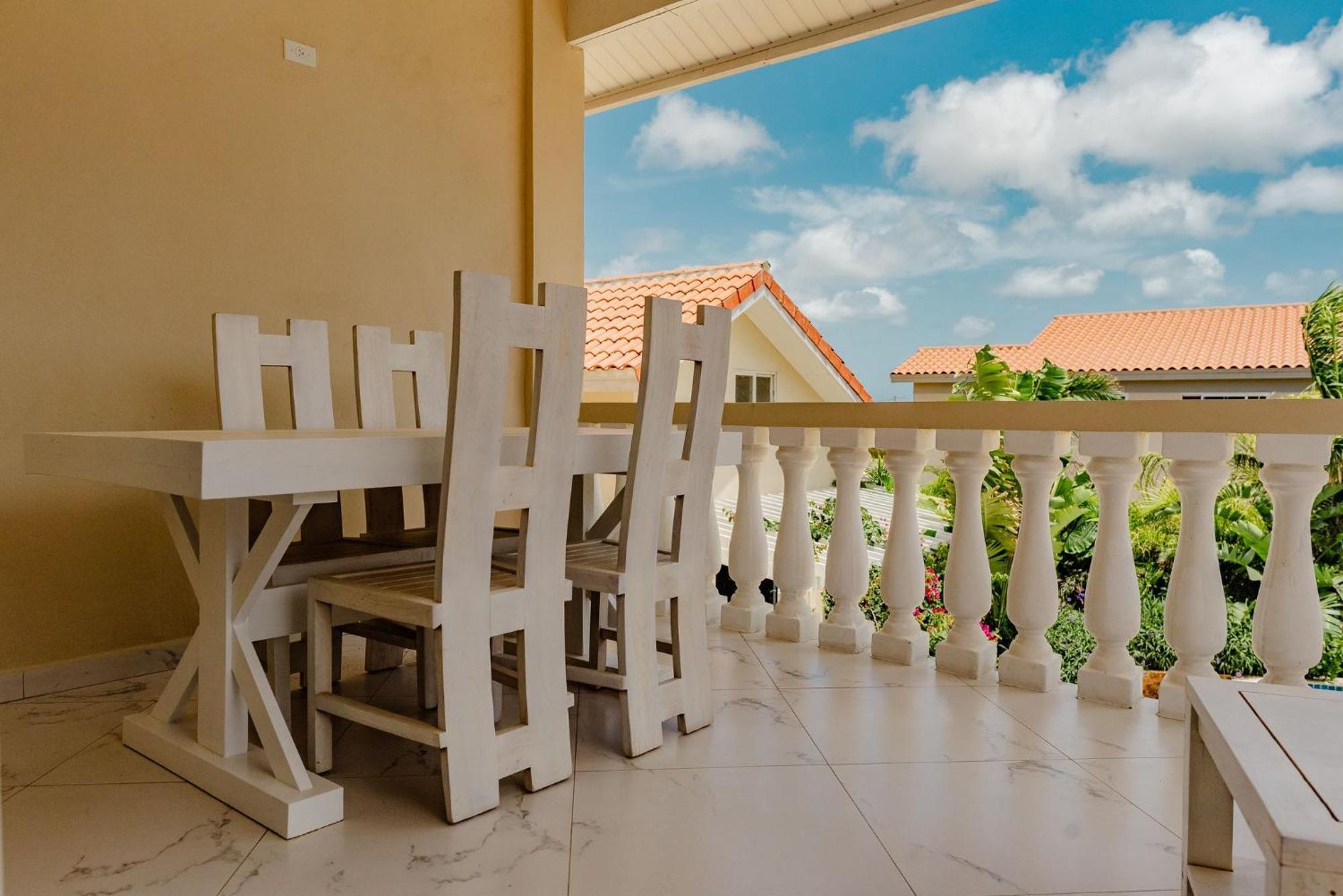 Elegant 2-Bedroom Apartment 2 Km From Eagle Beach Palm Beach Exterior foto